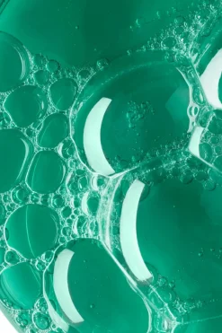 Shampoing traitant et rééquilibrant antipelliculaire au Galanga